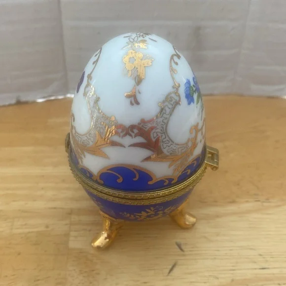 Vintage hinged porcelain egg trinket box. About 4 in Gold and blue - Picture 2 of 7